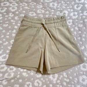 Lululemon Soft Ambitions High Rise Short 4"
Trench Size 4